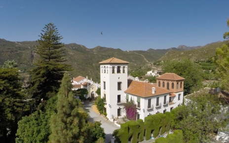 Tu casa rústica vista desde un drone